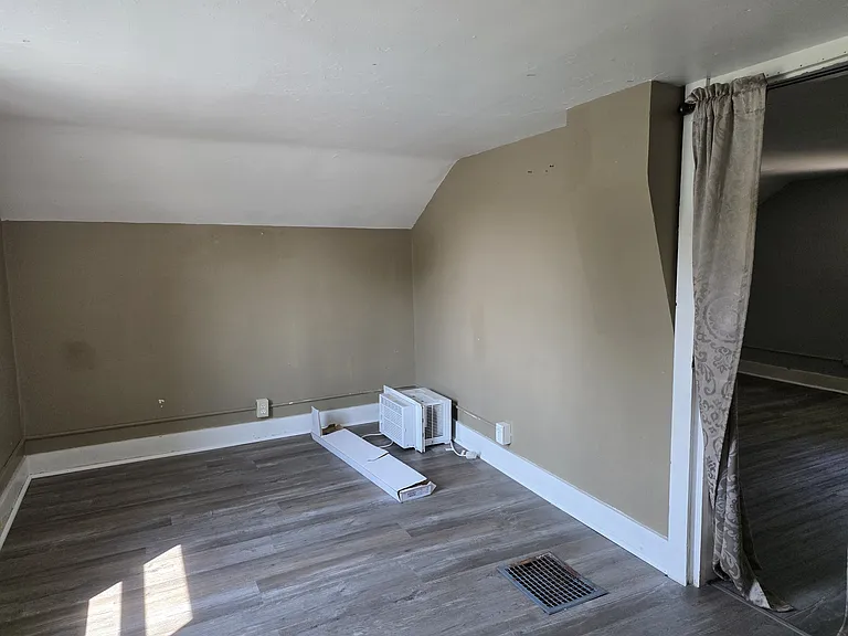 406 S Elm St — Photo 6