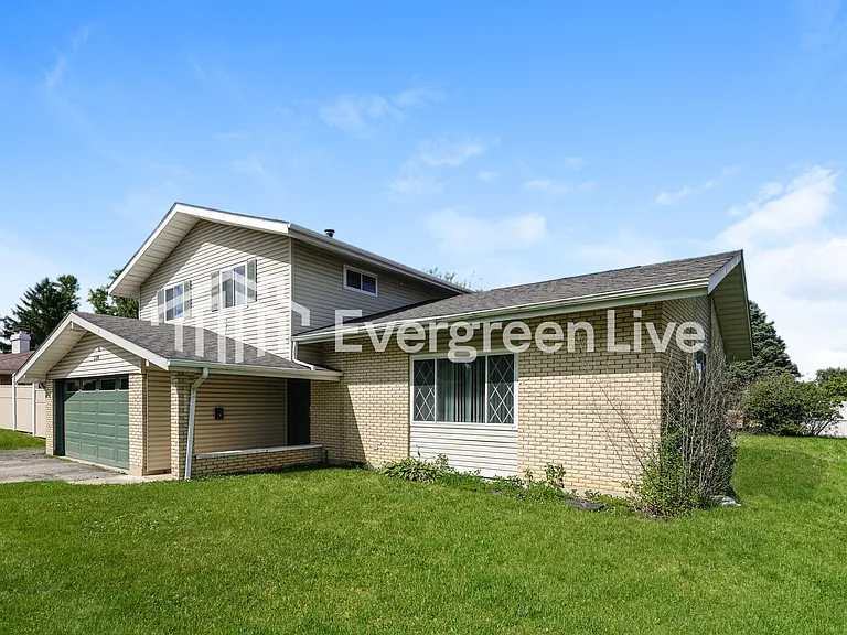 320 Blairwood Dr — Photo 2
