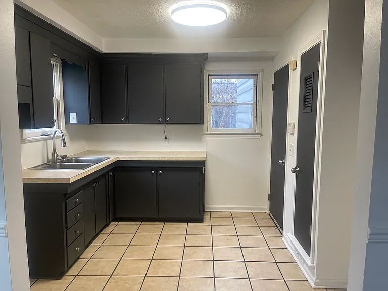 594 Mount Read Blvd — Photo 4