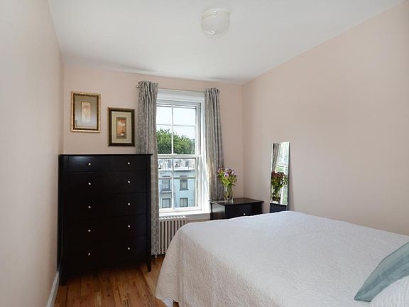 4th image of 472 Henry St APT 4