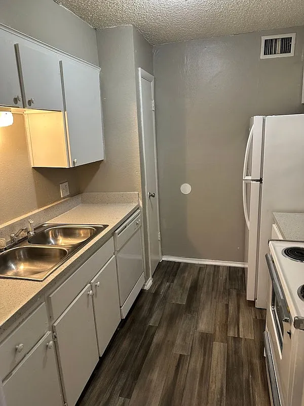 The Lewiston Apartments — Photo 1