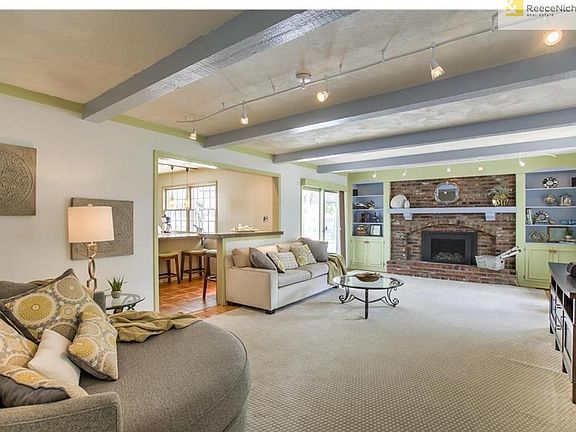 Spacious Great Room w/Gas Insert Fireplace!  Open to Kitchen!  HARDWOOD FLOORS!