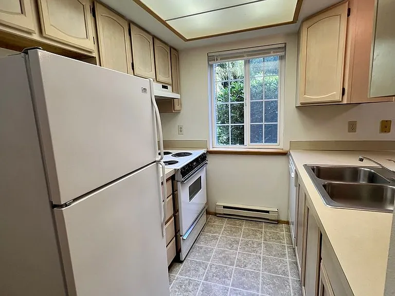 1393 Bradley Lane — Photo 3