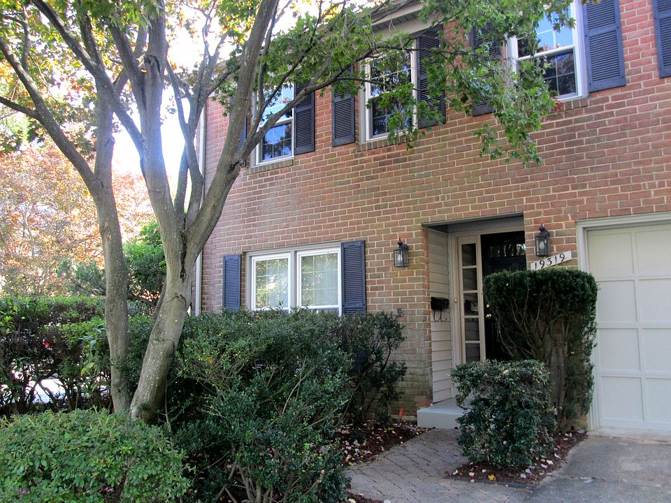 Spacious, brick end-unit!!!