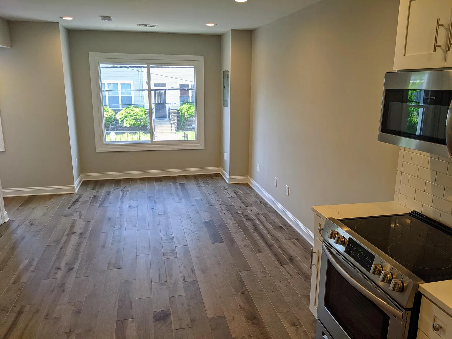 3 bed, 1000 sqft, $2,700 — Photo 2