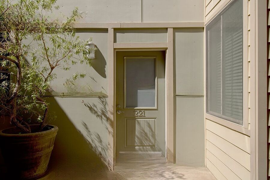 1st image of 951 N Crescent Ave APT D