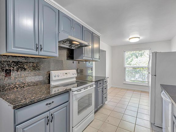 3rd image of 972 Ponderosa Ave #A