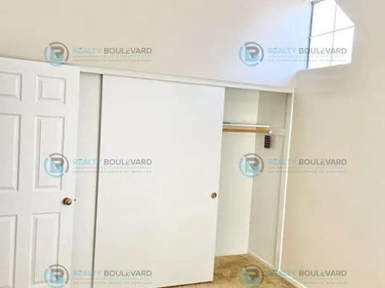 6073 Torrington Dr — Photo 20