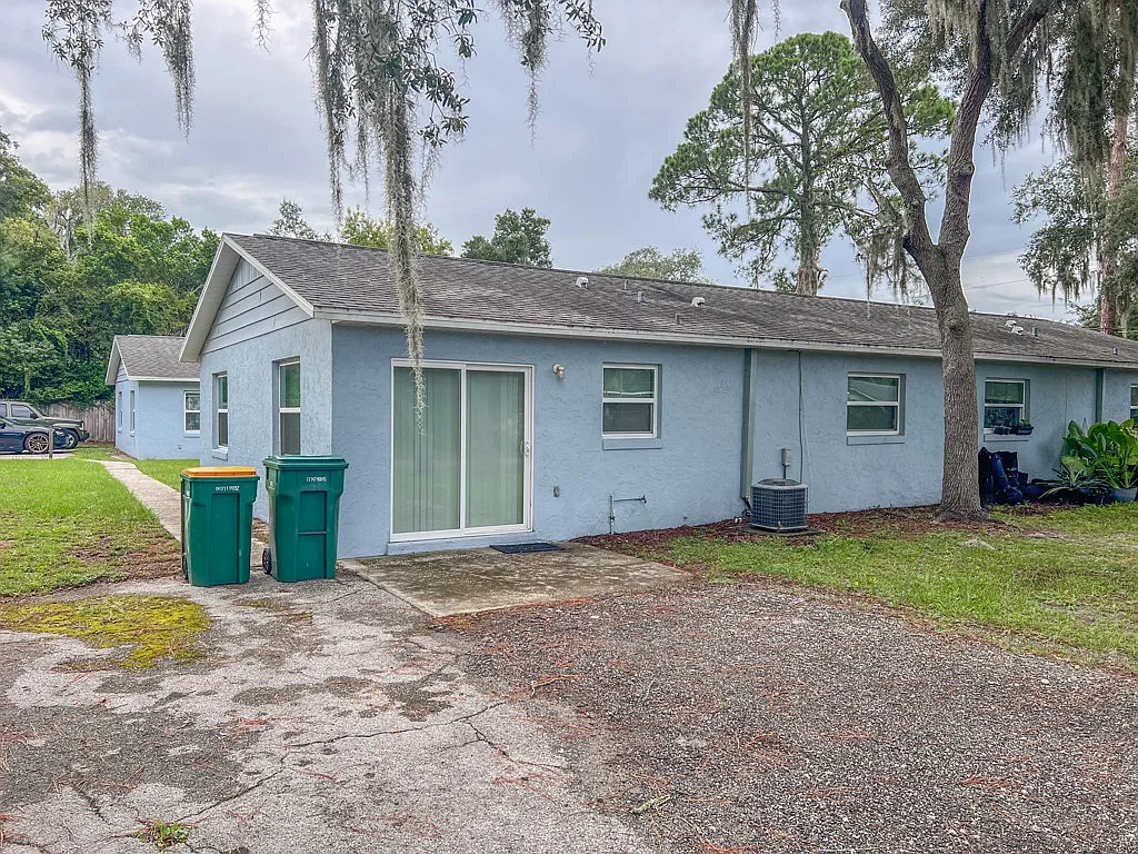 Well-Maintained 2-Bedroom Duplex Near Downtown Eustis — Photo 2