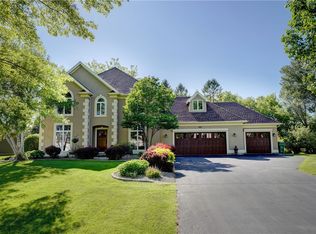 11 Parham Dr, Penfield, NY 14526