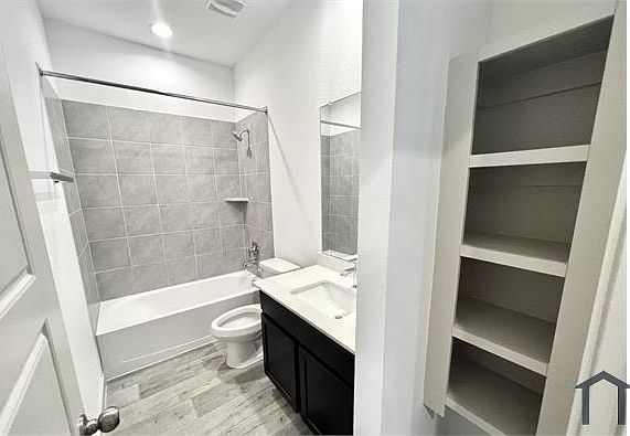 2nd image of 3028 Gunnersbury Dr