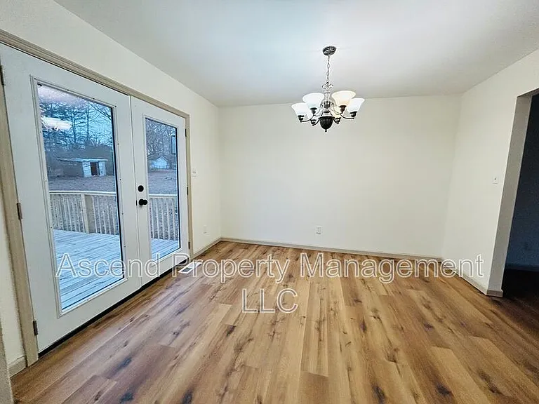 370 Julian Rd — Photo 8