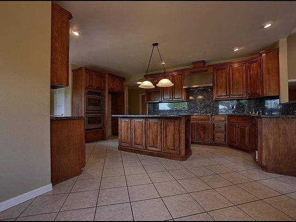 4th image of 3820 Hillcrest Dr