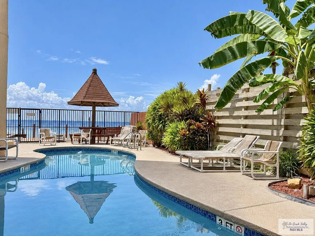 2 bed, 2.0 bath, 979 sqft, $1,990 — Photo 3