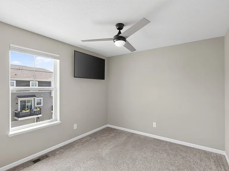 2193 Heritage Ln N — Photo 15