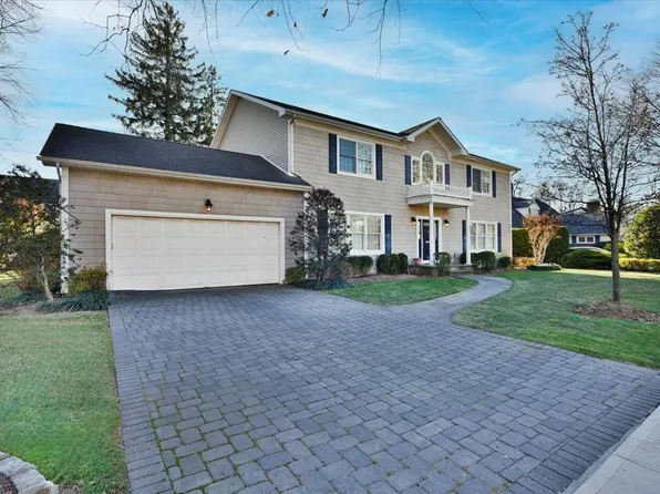 92 Amherst St, Garden City, NY 11530