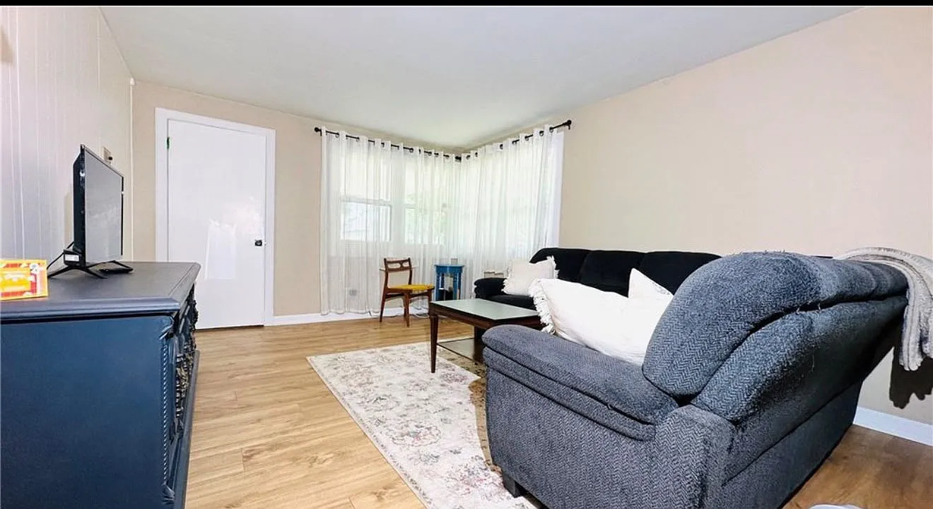 3 bed, 1.5 bath, 1012 sqft, $2,000 — Photo 2