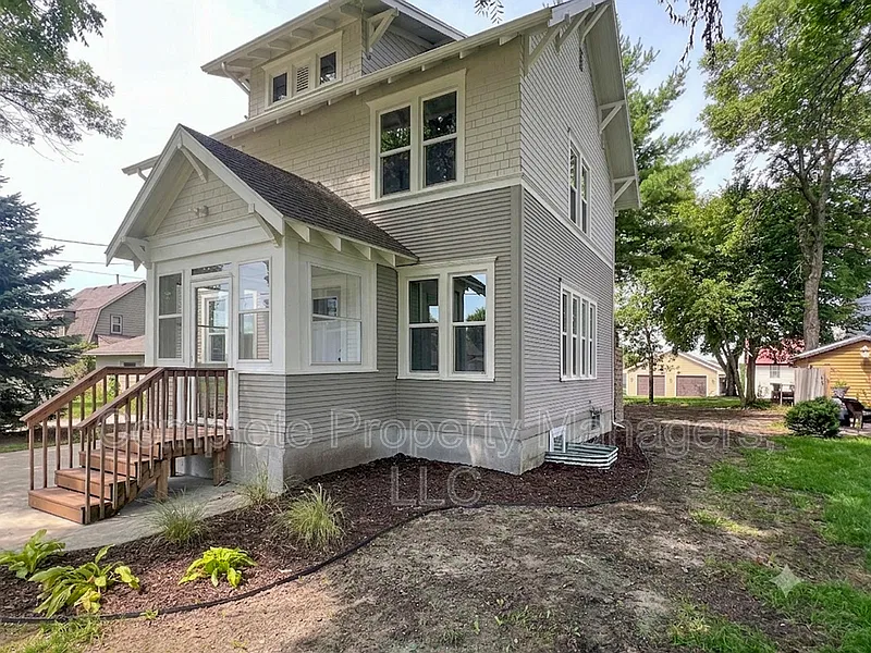 5 bed, 2.0 bath, 2112 sqft, $2,000 — Photo 2