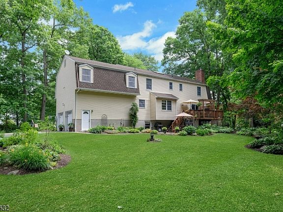 4th image of 20 Lark Ln