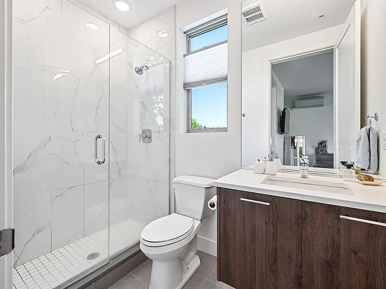 325 N Emerson St #D — Photo 15