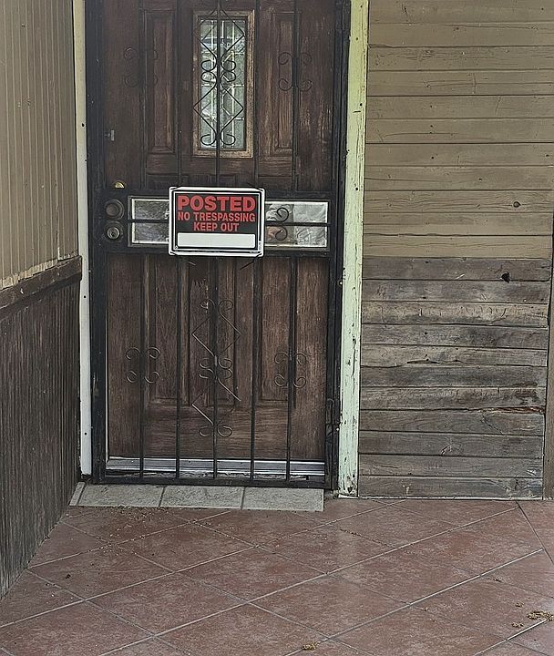 2nd image of 601 AUBREY ST