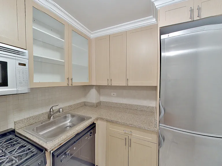 210 W 89th St #6C — Photo 4
