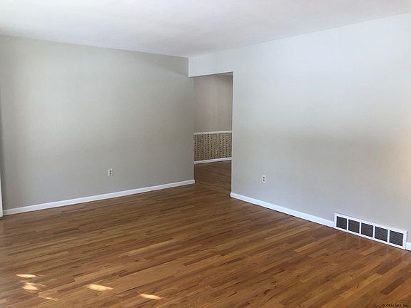5th image of 23 Northwood Dr