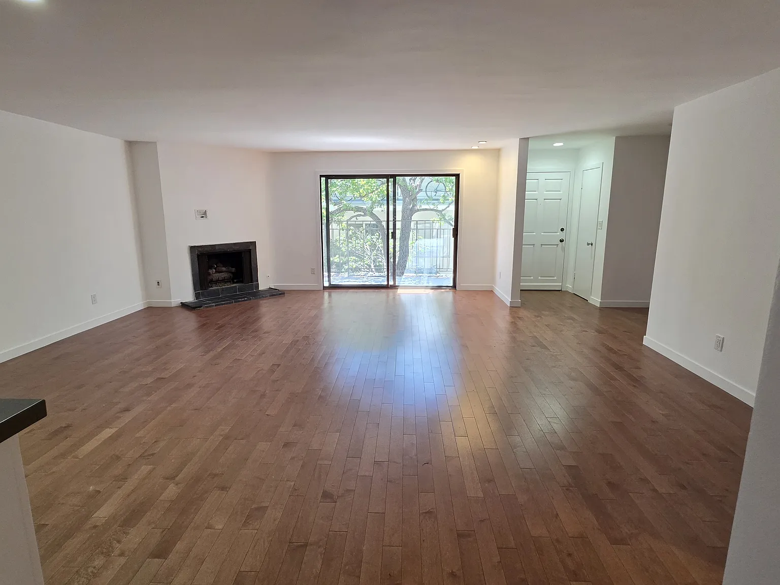3 bed, 2.5 bath, 1673 sqft, $6,500 — Photo 4