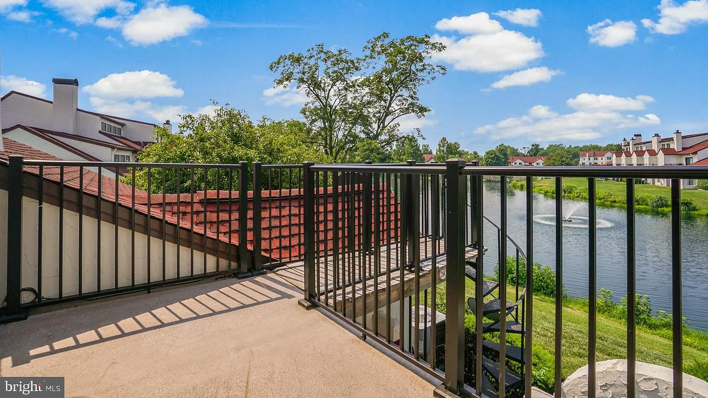 2 bed, 1.5 bath, 1010 sqft, $2,300 — Photo 3