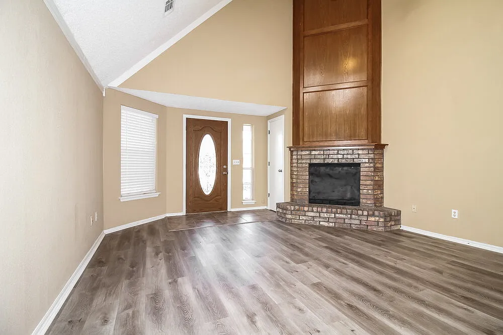 3 bed, 2.0 bath, 1318 sqft, $1,940 — Photo 4