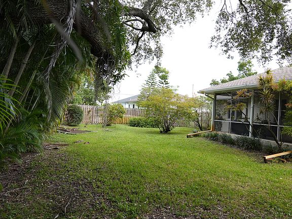 4th image of 821 SW 13th Ct