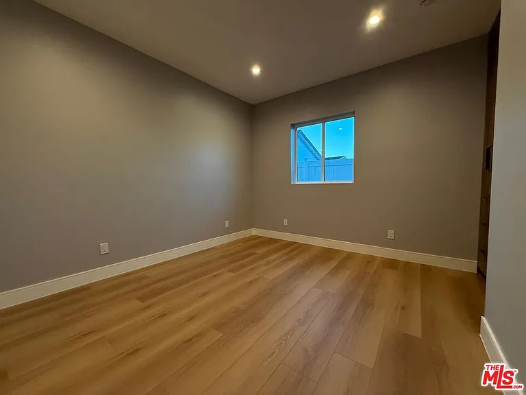 6530 Varna Ave — Photo 11