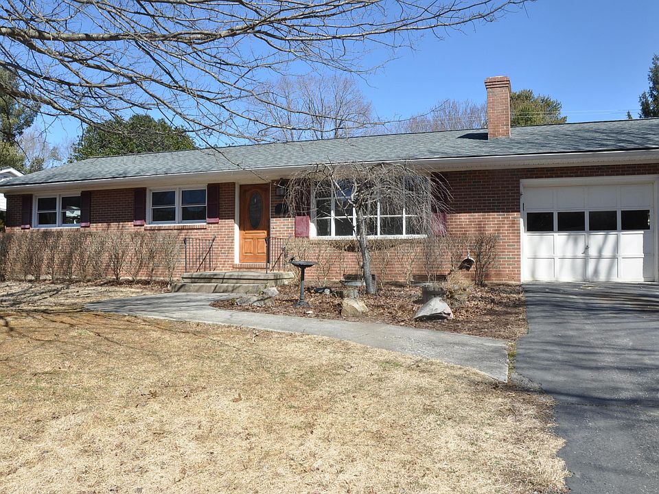 1st image of 205 Common Wealth Ave