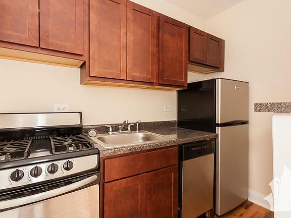 3rd image of 818 W Diversey Ave #12