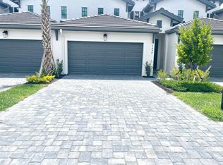 7494 Rockefeller Dr, Naples, FL 34119