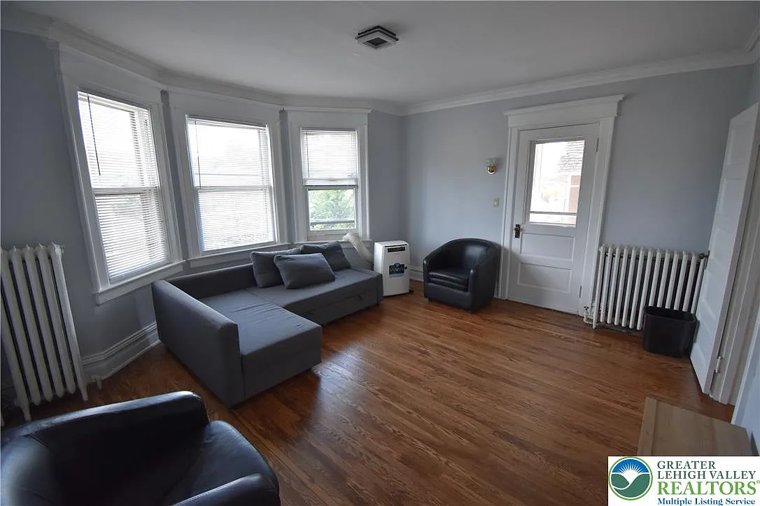 4 bed, 2.0 bath, 1050 sqft, $2,000 — Photo 4