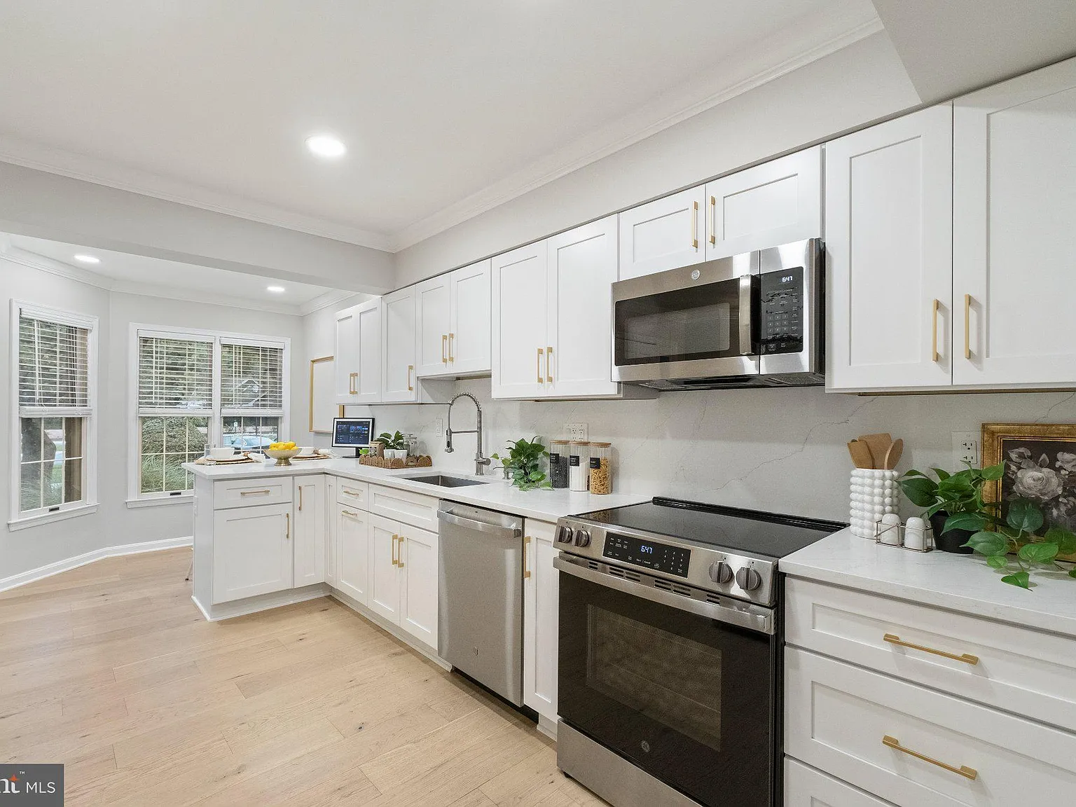 3 bed, 3.5 bath, 2799 sqft, $4,000 — Photo 4