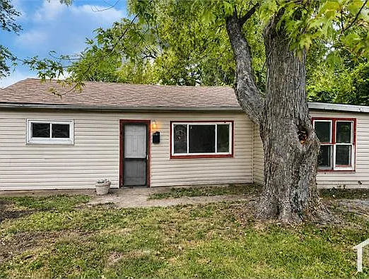 3 bed, 857 sqft, $1,200 — Photo 3