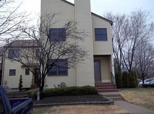 2 Lake Ct, Flemington, NJ 08822