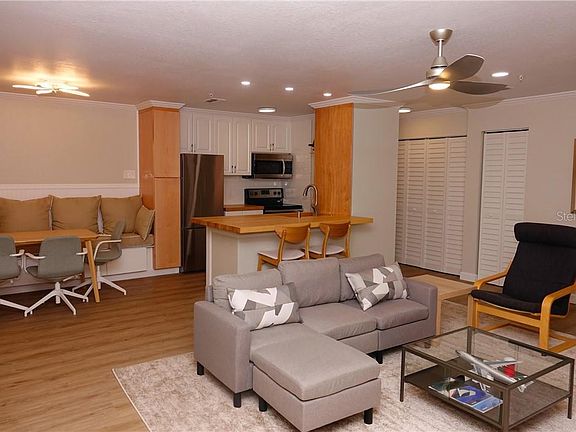 4th image of 850 S Tamiami Trl APT 422