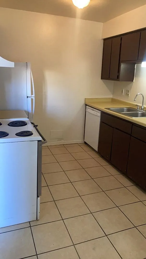 Available soon !! 2BR, 1 Bath Unit at Phoenix and Chelwood — Photo 3