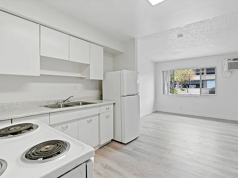 2710 Kings Way — Photo 8