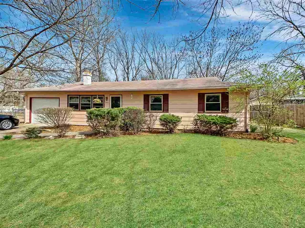 2004 Magnolia Ln, Manhattan, KS 66502