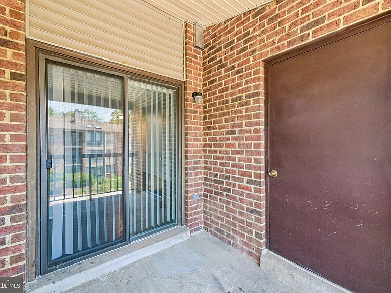 18131 Chalet Dr #301 — Photo 40