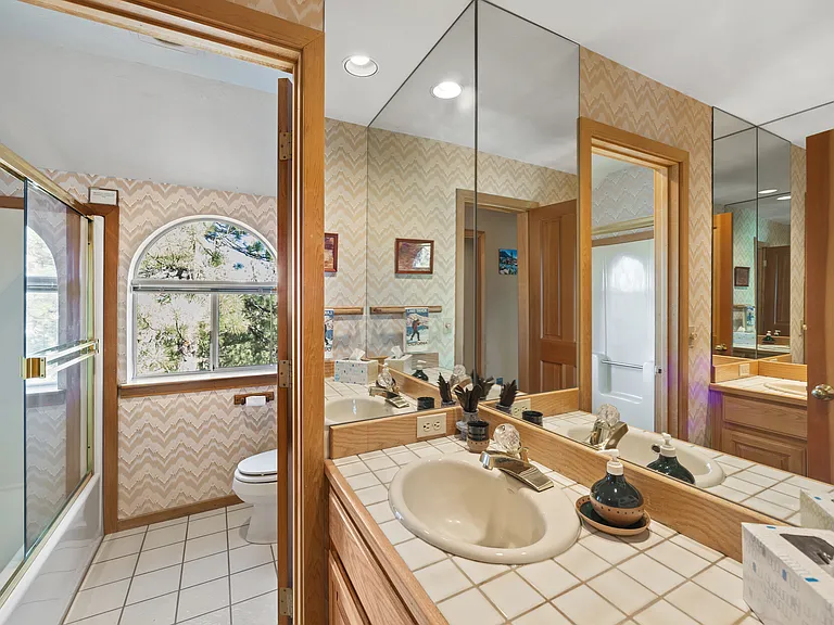 724 Conifer — Photo 11