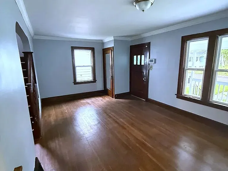 420 Grace Avenue — Photo 2