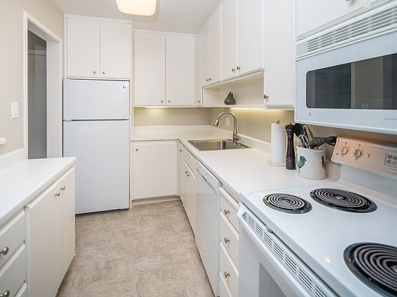 5th image of 820 N Delaware St APT 303