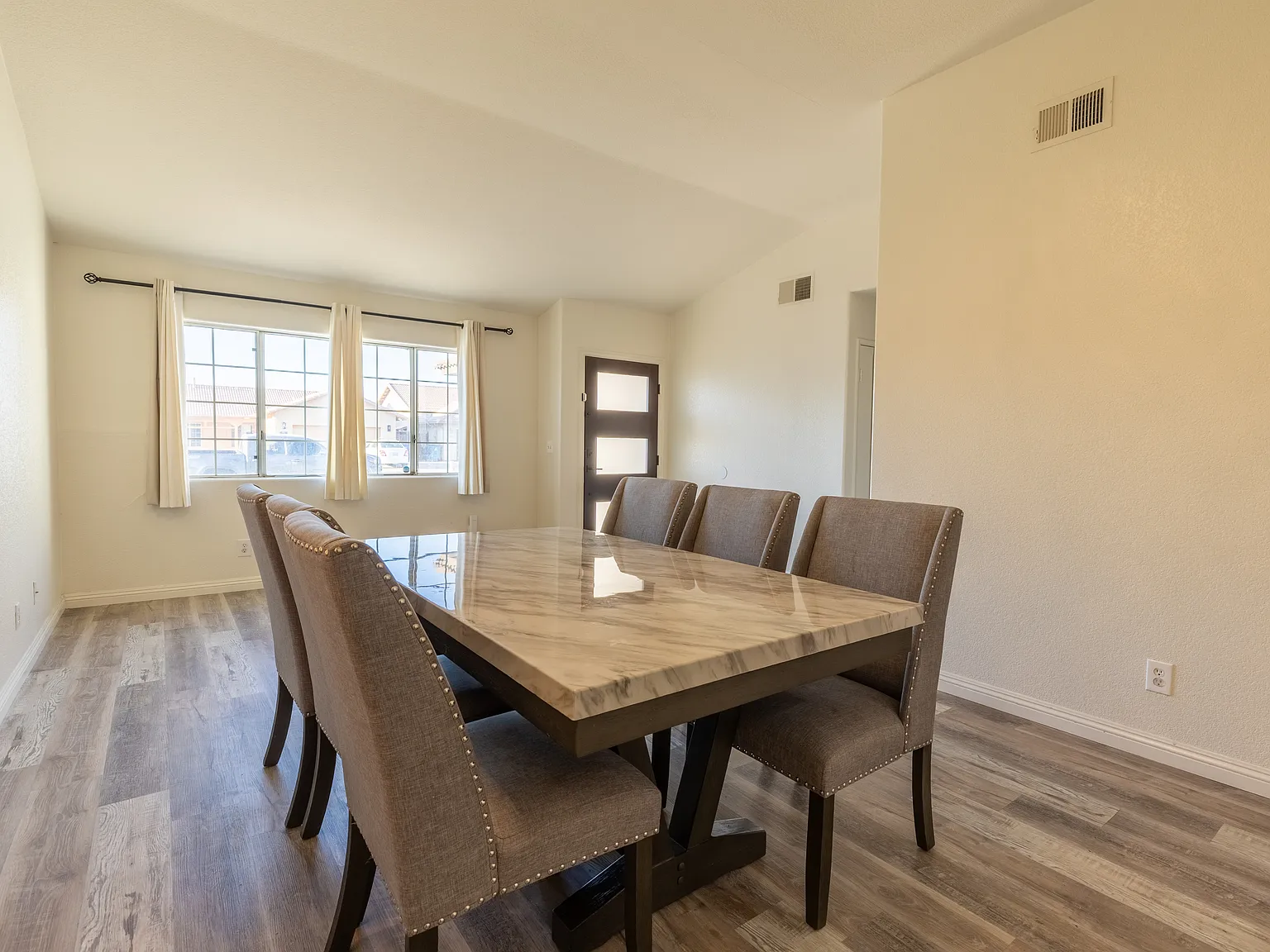 4 bed, 1600 sqft, $2,400 — Photo 2