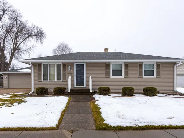524 Michael St, Combined Locks, WI 54113