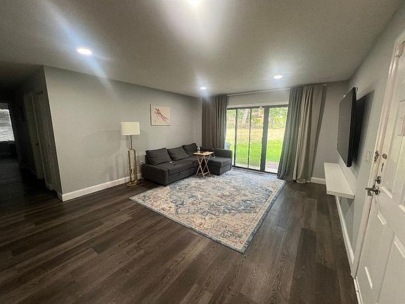 4th image of 420 Danbury Ln